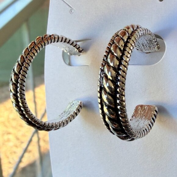 Y2K Silver Tone Textured Rope Edge Hoop Earring 1" Nickel Free Hypoallergenic - Picture 4 of 9